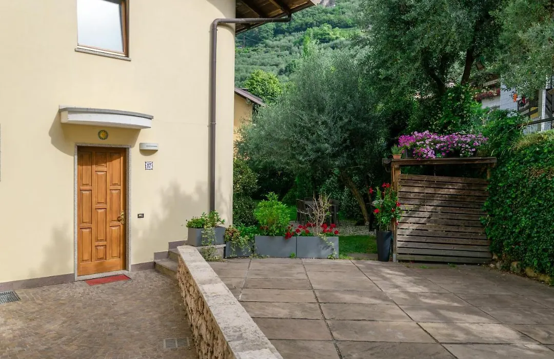 Charming Loft - Private Hot Tub & Free Parking-1