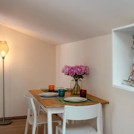 Charming Loft - Private Hot Tub & Free Parking-3